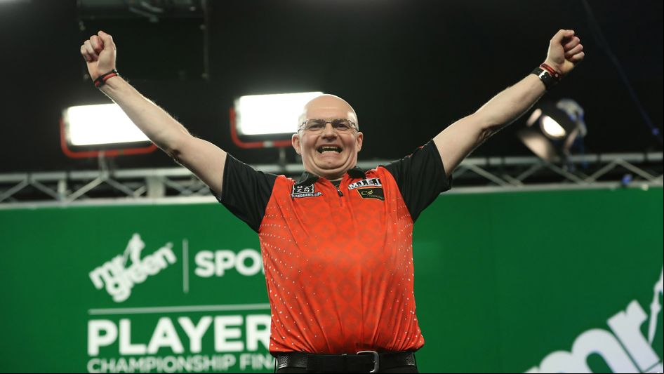 Mickey Mansell celebrates beating Gary Anderson