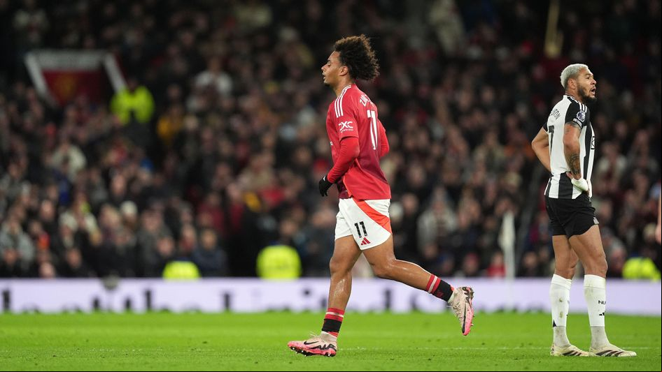 Joshua Zirkzee leaves the pitch